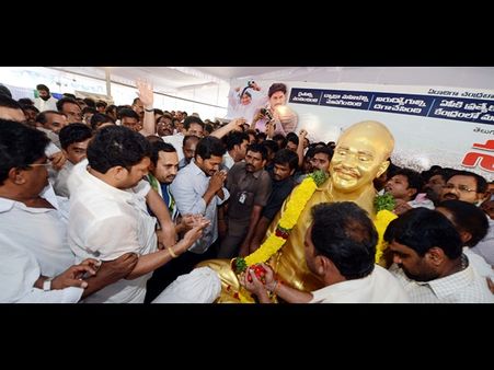 జగన్ భద్రతపై నిర్లక్ష్యం, బాబుకు వైసీపీ 100ప్రశ్నలు