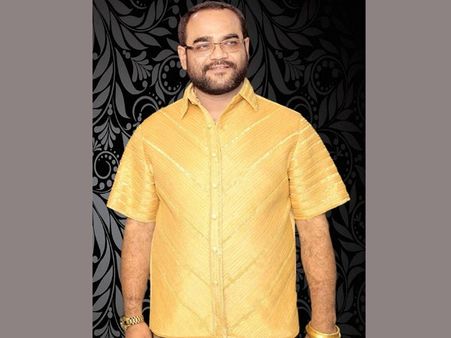 నగరంలో సందడి చేసిన ‘బంగారం చొక్కా’ పంకజ్(ఫొటో)