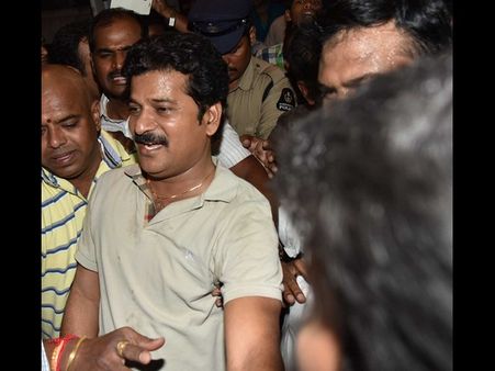 రేవంత్ ఇష్యూలో కొత్త ట్విస్ట్: 'నాకు డబ్బివ్వ చూశారు'