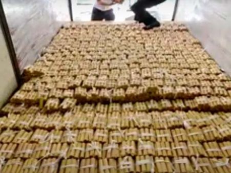 4 టన్నుల నాణేలు పొదుపు చేసి కారు కొన్నాడు(వీడియో)