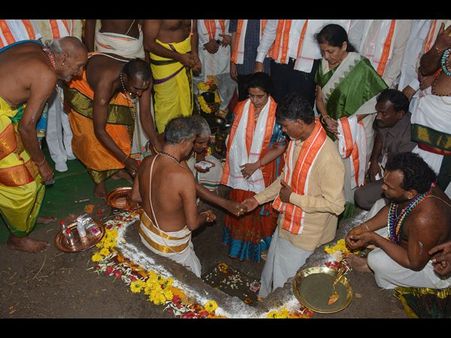 బాలకృష్ణ నవ్వు, బాబు పాదాభివందనం (పిక్చర్స్)