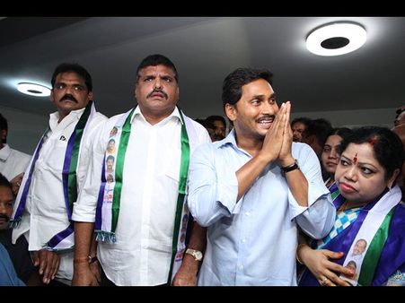 జగన్‌కు షాక్, సుజయ్ అలక: నేనలా అనలేదే.. బొత్స రివర్స్ గేర్ (పిక్చర్స్)
