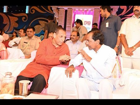 వైభవం: లడ్డూ తినిపించిన కెసిఆర్(పిక్చర్స్)