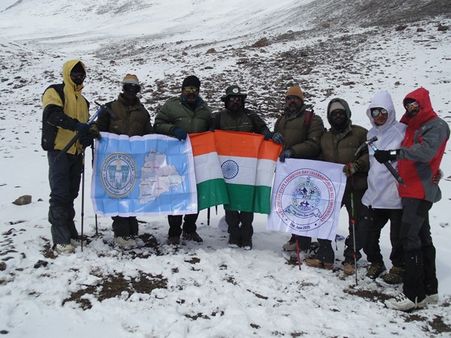 ఎవరెస్టుపై టి జెండా: ఢిల్లీలో వేడుకలు(పిక్చర్స్)