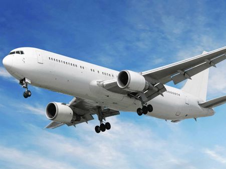 దూసుకొచ్చిన వాహనం: రన్ వేపై తృటిలో తప్పిన ప్రమాదం