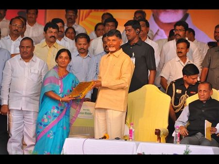 నువ్వెంత?: కేసీఆర్-బాబు మాటకు మాట (పిక్చర్స్)