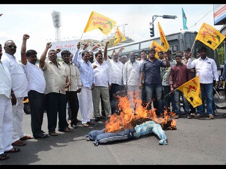 కేసీఆర్ బొమ్మ దగ్ధం, టీడీపీ నేతపై టీఆర్ఎఎస్ దాడి