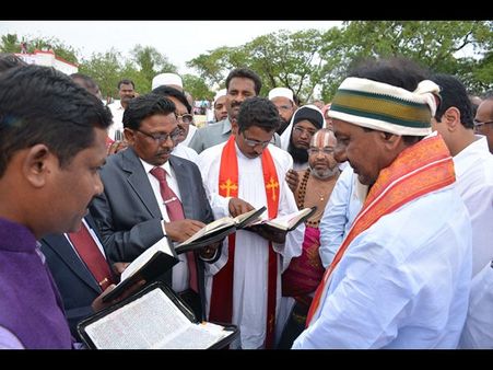 ‘ఏపి సిఎంలకు డబ్బు సంచులు మోసినోళ్లు’(పిక్చర్స్)
