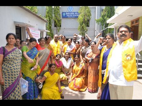 ఎన్టీఆర్ ట్రస్టు భవన్ వద్ద విజయారెడ్డి సహా ధర్నా (ఫొటోలు)