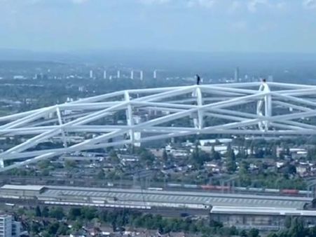 440 అడుగులు:సాహసం చెయ్యరా డింబకా(వీడియో)