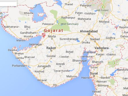 నడి రోడ్డులో కత్తితో దాడి చేసి రూ. 17 లక్షలు లూటీ