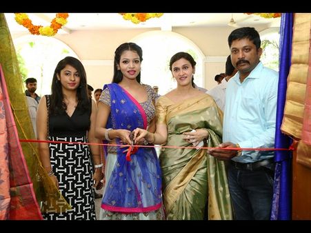 సిల్క్ ఎక్స్‌పో: ఫోజులిచ్చిన నటి భవ్యశ్రీ(పిక్చర్స్)