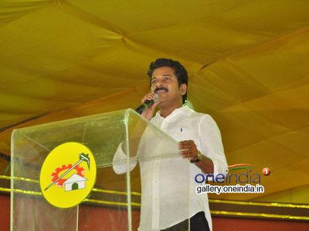 మహానాడు స్టిక్కర్‌తో రేవంత్‌కు చిక్కు, తెరాస దాడిని 'కట్' చేశారు!