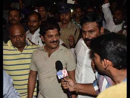 'ఆపరేషన్ రేవంత్': ఆ ఏసీబీ అధికారి కీలకపాత్ర, టీఆర్ఎస్ సర్కారు బంఫర్ ఆఫర్..!