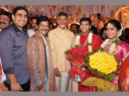 కూతురు కంటతడి, ఏం కాలేదమ్మా.. రేవంత్: బాబు సహా హాజరు