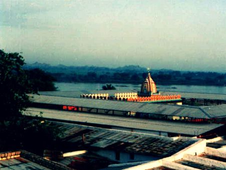 రాఘవేంద్ర స్వామి ఆలయంలోకి పాము: పరుగులు పెట్టిన భక్తులు