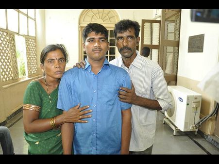 12 ఏళ్ల తర్వాత తల్లిదండ్రుల చెంతకు (ఫోటోలు)