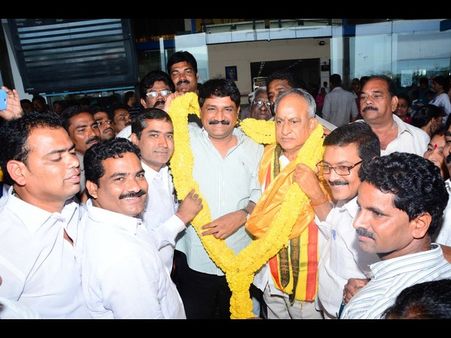 విశాఖ ఎమ్మెల్సీ టీడీపీకి తలనొప్పి: 'గీతం' మూర్తి, రెబల్ అభ్యర్ధిగా కన్నబాబు(ఫోటోలు)