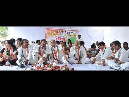 దీక్ష: చంద్రబాబుపై విమర్శలు, రాహుల్ పర్యటనపై రూట్ మ్యాప్ (ఫోటోలు)