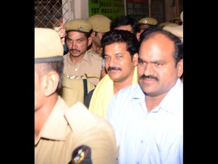 ఇదీ రేవంత్ కేసు: కేంద్రానికి టీ సర్కార్, నోటీసుల లిస్ట్‌లో చంద్రబాబు, ఎమ్మెల్యే!