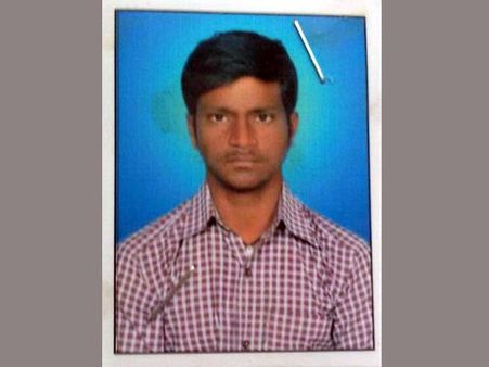 హాల్ టికెట్ ఇవ్వలేదని ఇంజనీరింగ్ విద్యార్థి ఆత్మహత్య