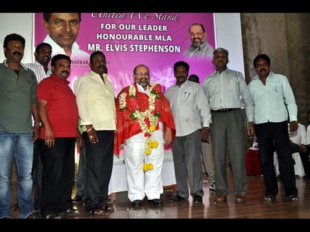 ఒత్తిడి లేదన్న స్టీఫెన్ సన్, చిందేసిన అమ్మాయిలు (పిక్చర్స్)