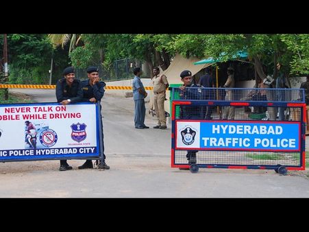 కేసీఆర్ మైండ్‌గేమ్: బాబు ఇంటి వద్ద భద్రత(పిక్చర్స్)