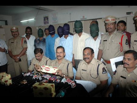 సంయుక్త ఆపరేషన్: సిగరెట్ దొంగలు దొరికారు (ఫోటోలు)