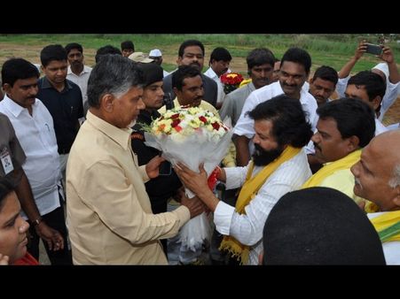 సీసీ కెమెరాల ద్వారా పరిశీలిస్తా: బాబు, ఫోన్లో బిజీబిజీ (పిక్చర్స్)