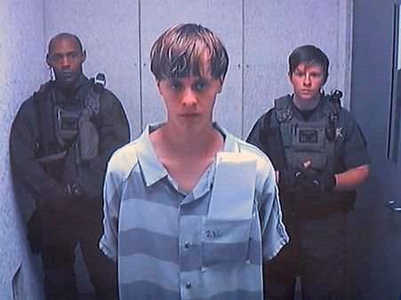 చర్చిపై కాల్పులు: శవాలపై చిందులేశాడు