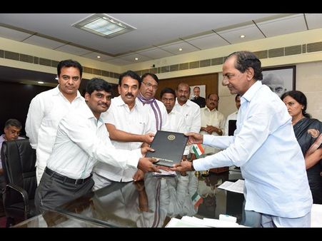 ఇది నాంది: పారిశ్రామికవేత్తలకు అనుమతి పత్రాలిచ్చిన కెసిఆర్(పిక్చర్స్)