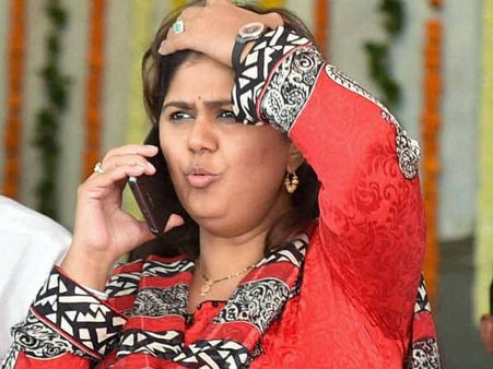 200కోట్ల స్కాం: పంకజముండే కాంగ్రెస్ తీవ్ర ఆరోపణ