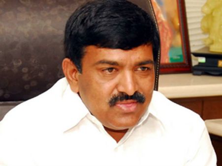 ఎసి గదుల్లో కూర్చుని ముఖానికి రంగు: పవన్ కళ్యాణ్‌పై జగన్ పార్టీ నేత