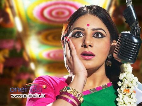 నటి పూజా గాంధీ రూ. కోటి మోసం: ఫిర్యాదు