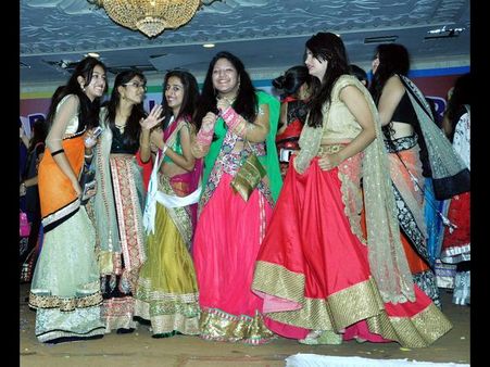 మెరిసిపోయారు: విల్లామేరీ ఫ్రెషర్స్ డే(పిక్చర్స్)