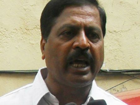 బయట పడ్డానికి కామా ఫుల్‌స్టాప్‌లతో చదువుతున్నారు: ఓటుకు నోటుపై దేవీప్రసాద్