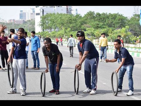 రాహ్‌గిరి: సైకిల్ టైర్లతో యువత కేరింత(పిక్చర్స్)