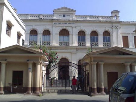 టీషర్ట్, స్కర్ట్‌లకు కాలేజీలో నిషేధం: విద్యార్ధుల నిరసన