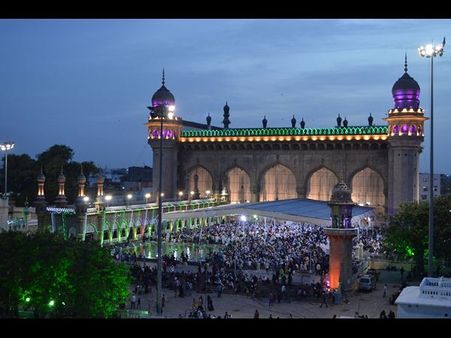 పాతబస్తీ బాగా బిజీ: విద్యుత్ కాంతులు(పిక్చర్స్)