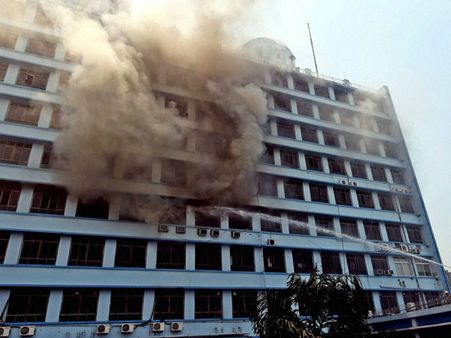 మంటల్లో ఆంధ్రా బ్యాంక్, బెయిల్‌ రాలేదని చేతులు కోసుకున్న చిన్నారులు