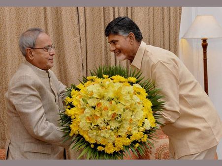 రాష్ట్రపతికి గవర్నర్ విందు: కెసిఆర్ దూరం, చంద్రబాబు హాజరు