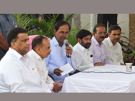 ముస్లిం సోదరులకు కెసిఆర్ దావత్: నిజాం కళాశాలలో ఇఫ్తార్ విందు