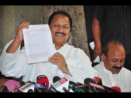 సోనియాతో తెలంగాణ, బురదజల్లను: డీఎస్, ఆ ముగ్గురి ఫోటో తీసేశారు