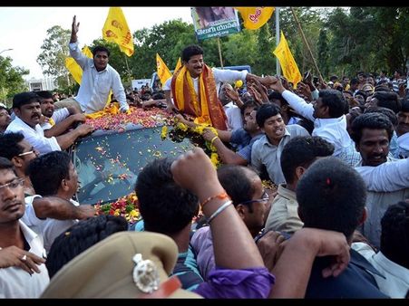 జైల్లో రూ.1కి బదులు 25 వసూలు: ఖైదీల కోసం రేవంత్ పోరాటం