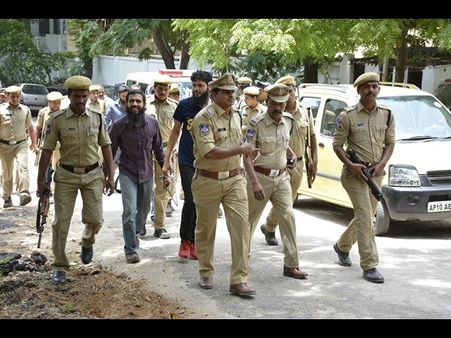 కోర్టు వద్ద లేఖ విసిరి భత్కల్ హల్‌చల్: ఎవరి కోసం విసిరాడు?