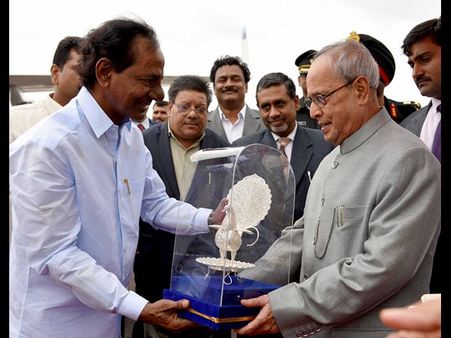 ముగిసిన దక్షణాది విడిది: రాష్ట్రపతికి వీడ్కోలు పలికిన గవర్నర్, సిఎం(పిక్చర్స్)