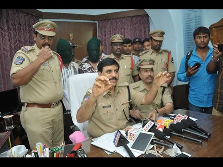 ఎయిర్ ఇండియా ఉద్యోగినిని దోచుకున్న ఆటో డ్రైవర్ అరెస్ట్ (ఫోటోలు)