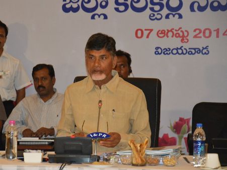 ఫోన్ ట్యాపింగ్, సెక్షన్ 8: ఢిల్లీలో బాబు బిజీ, కేంద్ర మంత్రులతో భేటీ