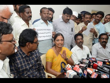 ఆఫీస్‌లకు తాళాలు: బోరుమన్న ఎమ్మార్వో వనజాక్షి (పిక్చర్స్)