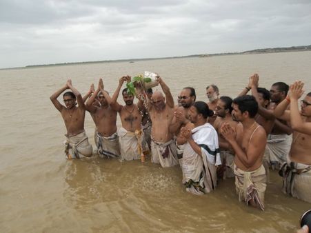 వాన: గండిపేట చెరువులో పూజారుల జపం(ఫోటోలు)